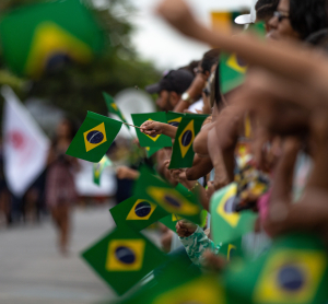 Menschen halten die brasilianische Flagge zu Ehren des Feiertages des 7.Septembers