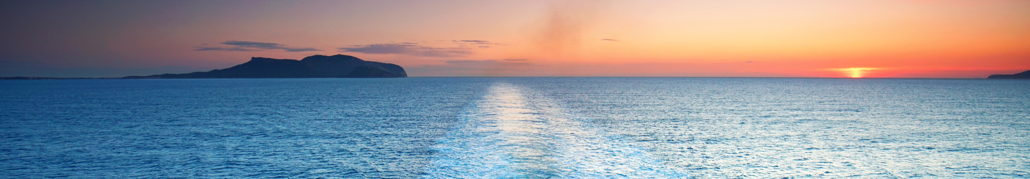 Blick &uuml;bers Meer von einem Kreuzfahrtschiff aus gesehen bei Sonnenuntergang