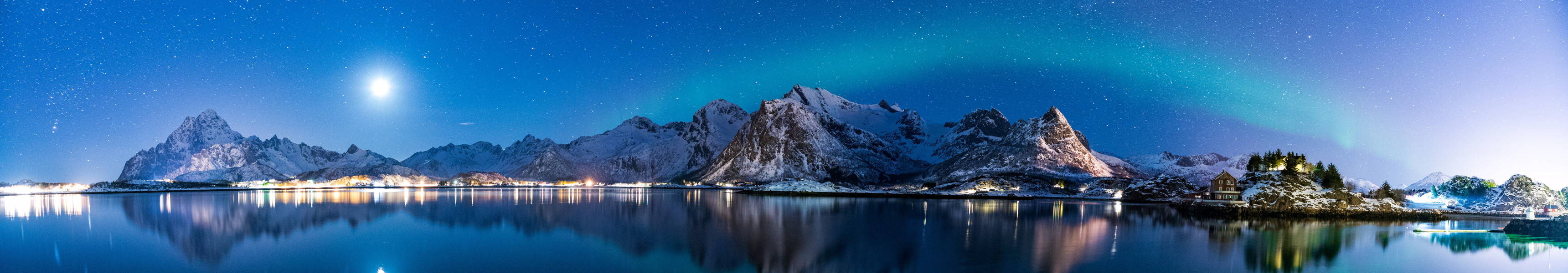 Ein stiller Fjord unter klarem Sternenhimmel, eingerahmt von schneebedeckten Bergen und leuchtenden Nordlichtern.