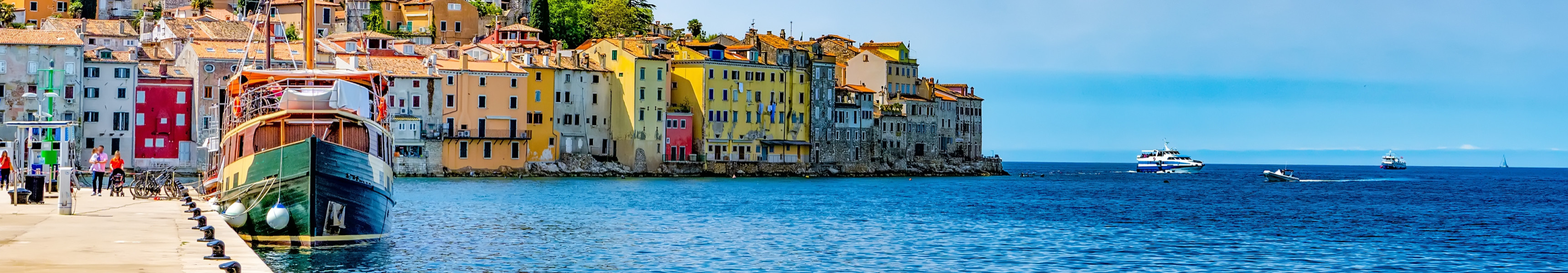 Altstadt von Rovinj in Kroatien mit bunten H&auml;usern, Hafen und Kirchturm an der Adria