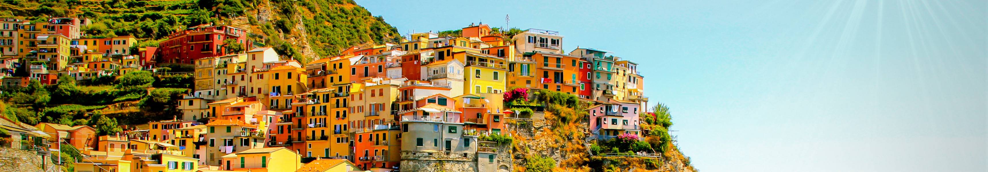 Bunte H&auml;user von Manarola in den Cinque Terre auf einem Felsen &uuml;ber dem Meer.