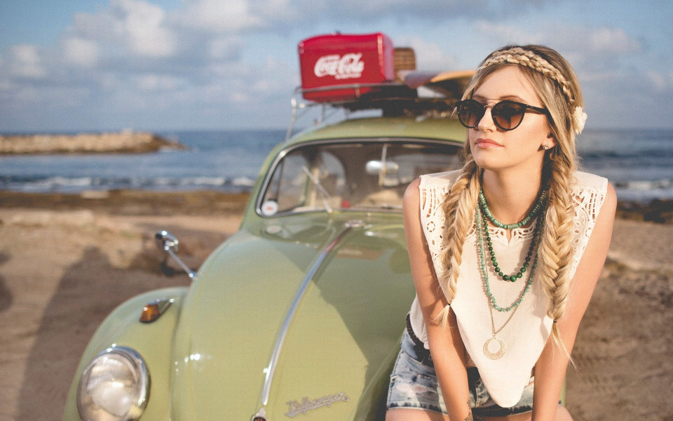 Frau mit VW Käfer am Strand