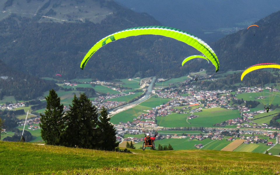 Paraglider im Rollstuhl