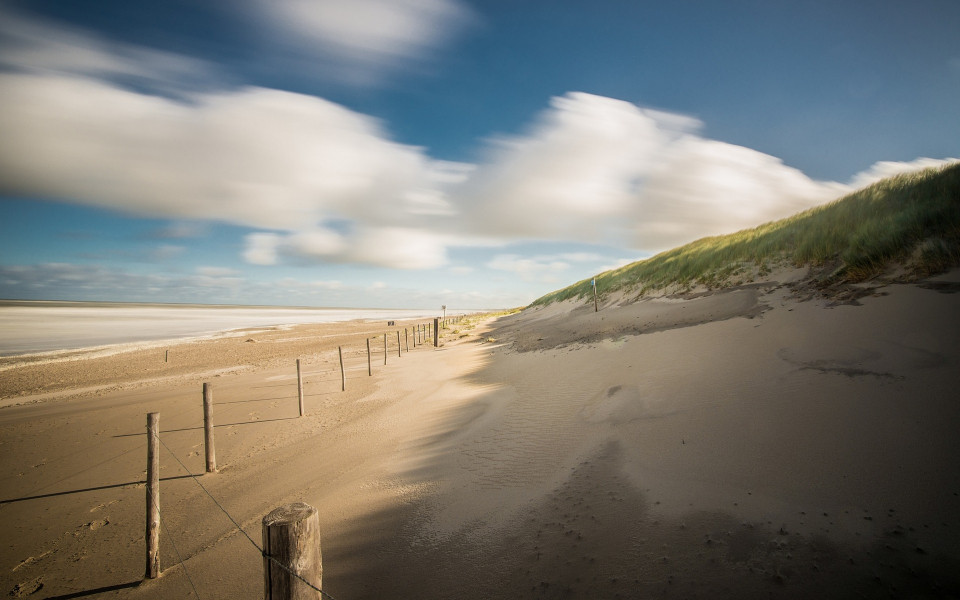 Sandstrand mit Dünen an der Nordseeküste in den Niederlanden.
