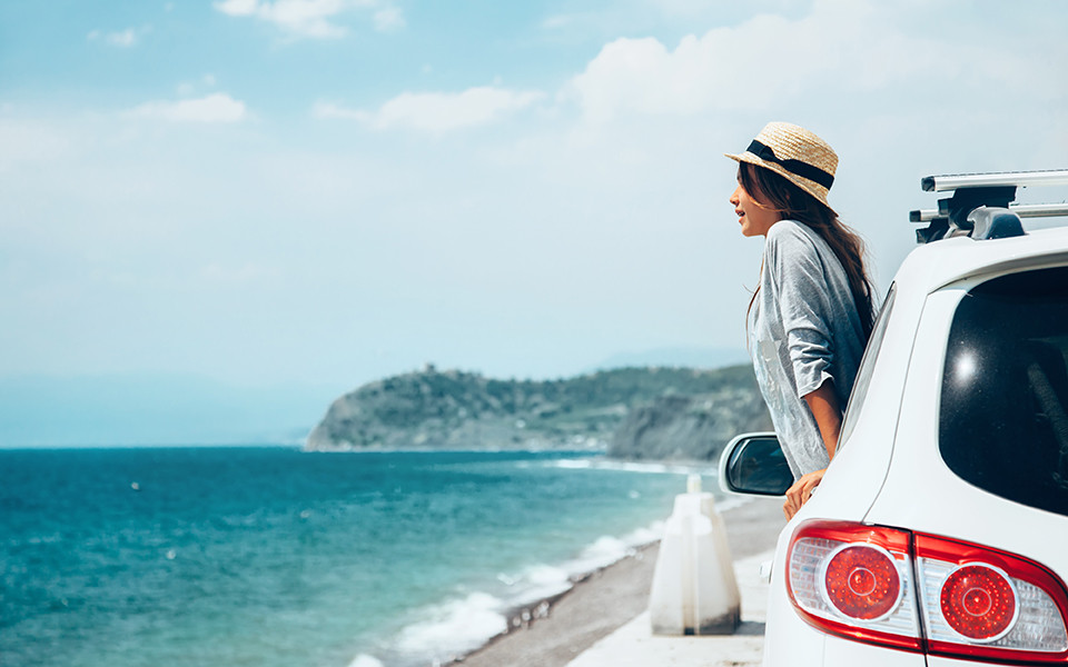 Frau im Auto n&auml;he der K&uuml;ste mit Meer