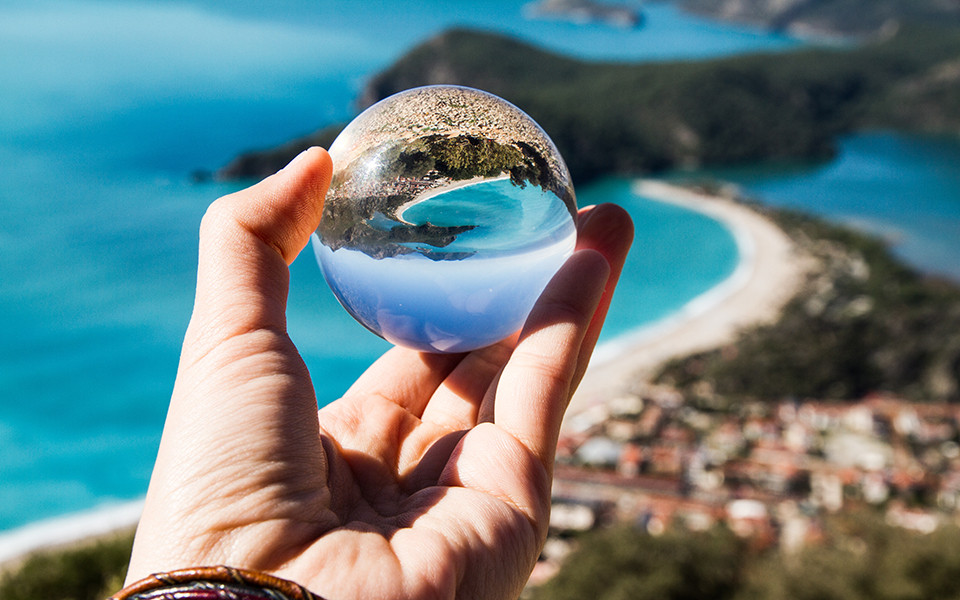 Die Blaue Lagune von &Ouml;l&uuml;deniz durch Glaskugel 