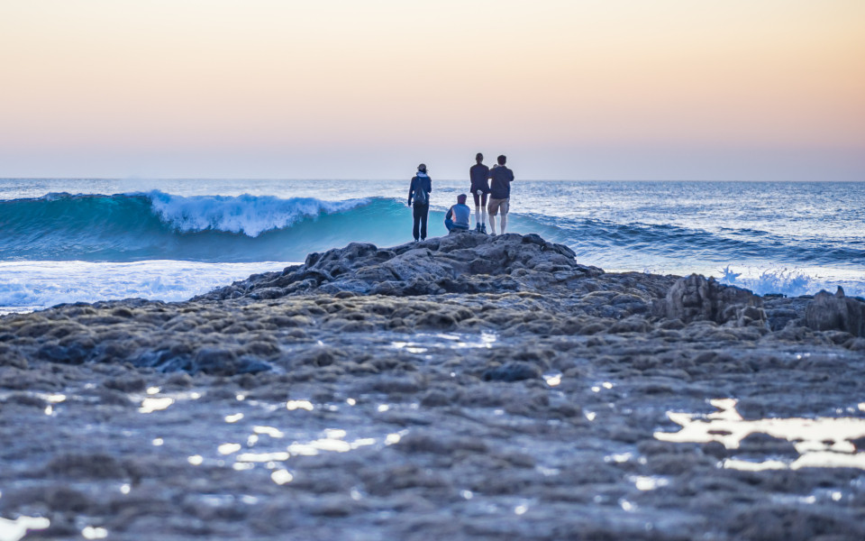 Menschen an der K&uuml;ste auf den kanarischen Inseln 