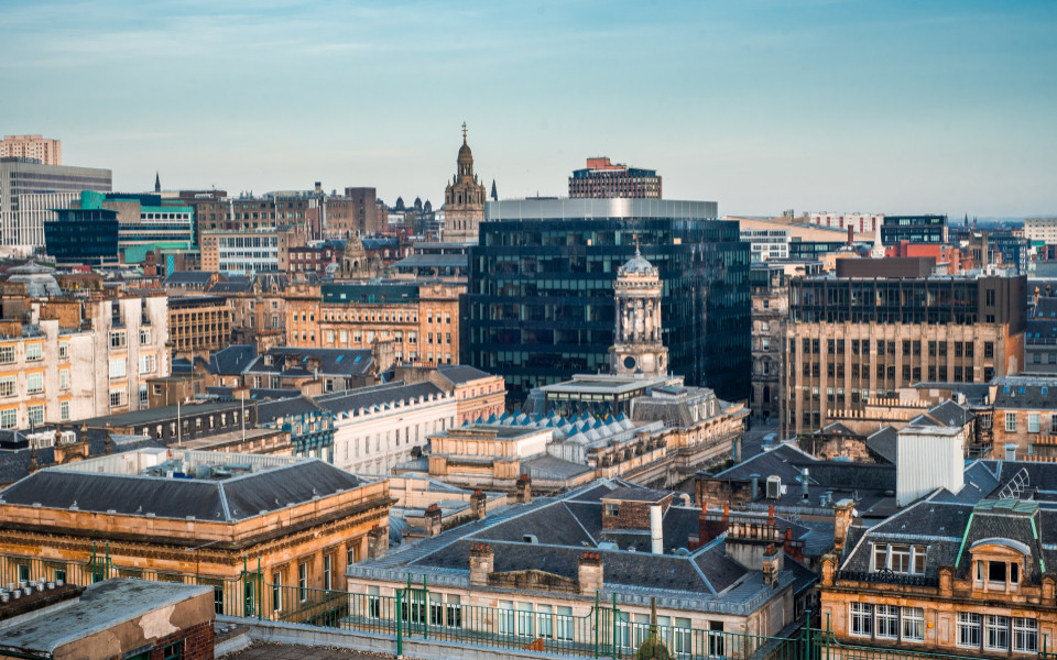 Ein Blick von der Dachterrasse auf die gemischte Architektur aus alten und neuen Geb&auml;uden in der Stadt Glasgow im sp&auml;ten Nachmittagslicht, Schottland