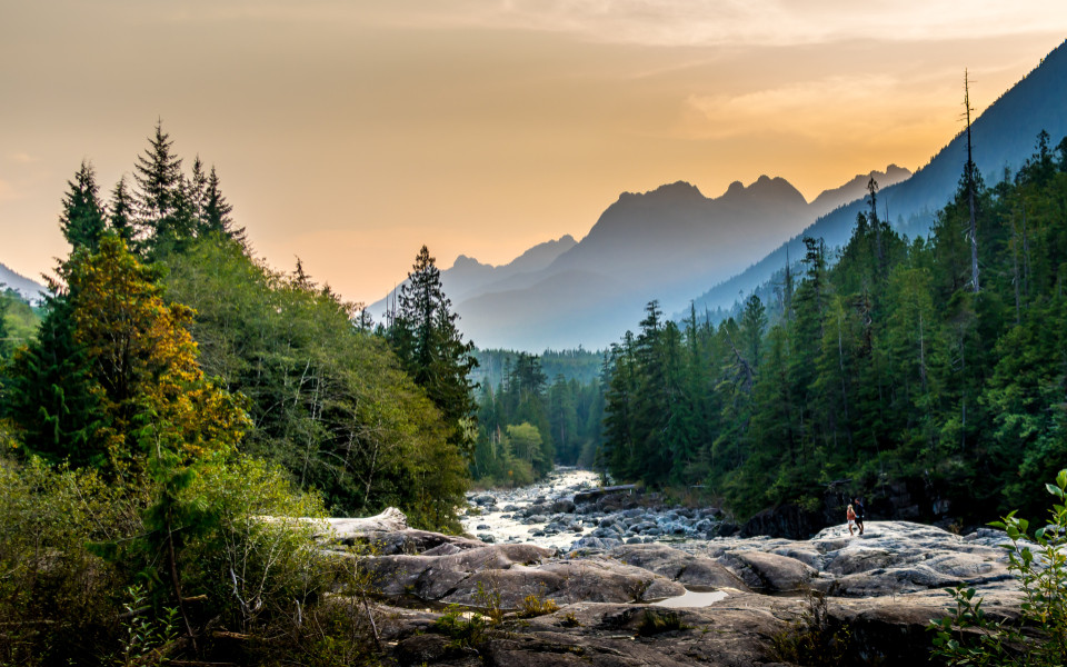 Sonnenuntergang über dem Kennedy River im Pacific Rim National Park an der Westküste von Vancouver Island, British Columbia, Kanada