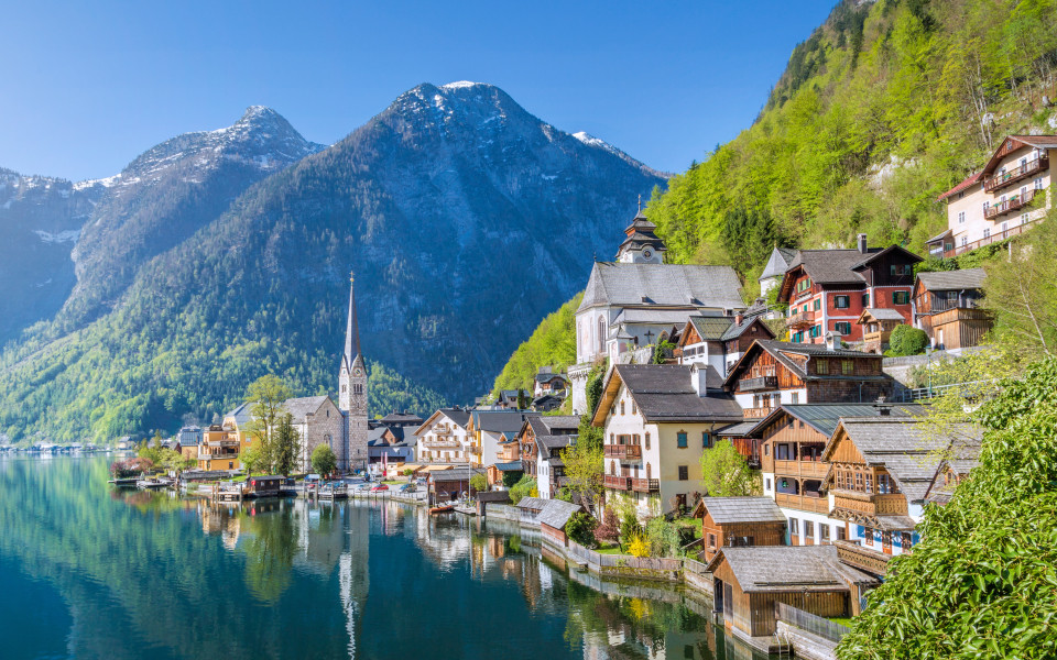 Klassischer Blick &uuml;ber Hallstatt am Morgen im Sommer, Salzkammergut