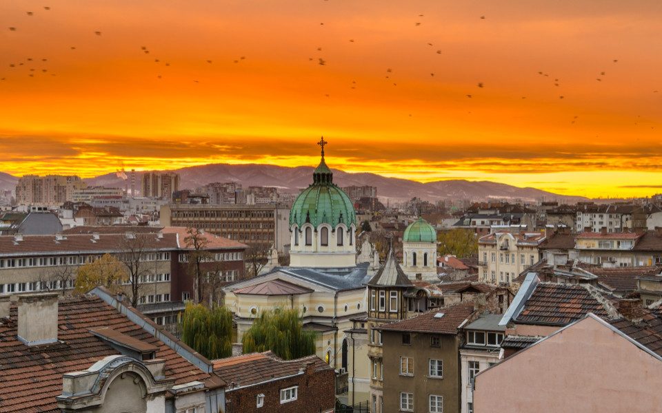 Wundersch&ouml;ner Sonnenuntergang &uuml;ber dem Tempel St. St. Cyril und Methodius vor der Kulisse des Vitosha-Berges in Sofia, Bulgarien