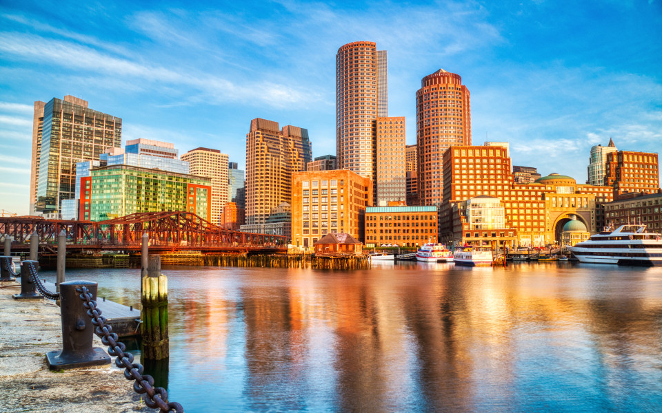 Skyline von Boston mit Finanzviertel und Bostoner Hafen bei Sonnenaufgang