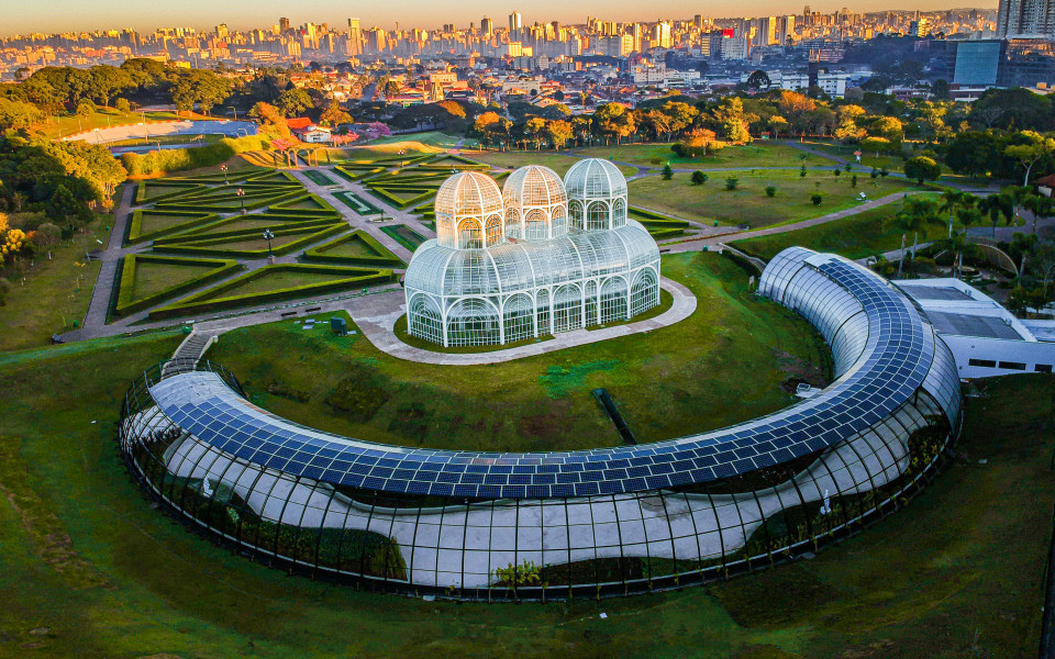 Blick von oben auf den botanischen Garten und die Stadt Curitiba in Brasilien 