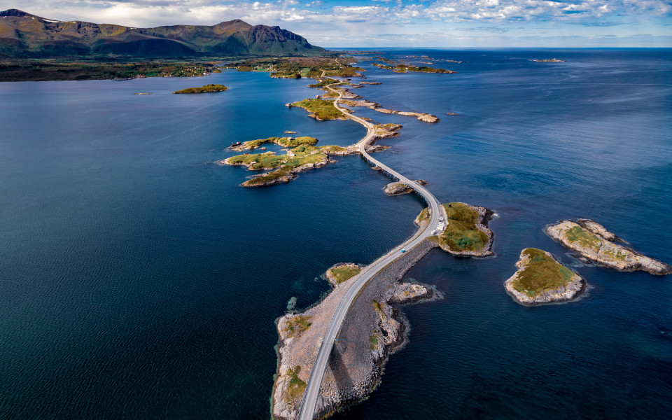 Die Atlantikstraße in Norwegen schlängelt sich über mehrere kleine Inseln und Brücken durch das Meer und verbindet das Festland mit der Insel Averøya.