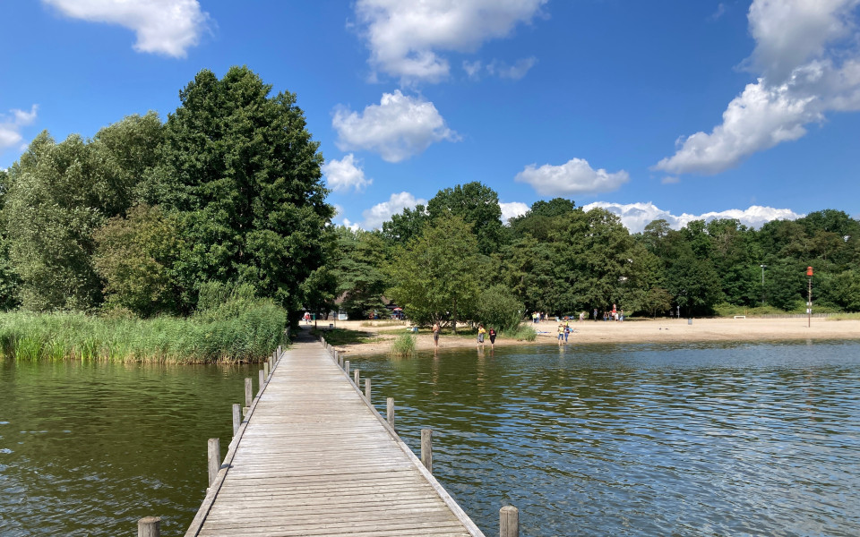 Landschaft am Steinhuder Meer mit Bootssteg am Badestrand