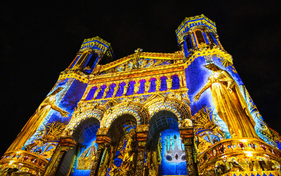 Beleuchtete Basilika Notre-Dame de Fourvière in Lyon während der Fête des Lumières