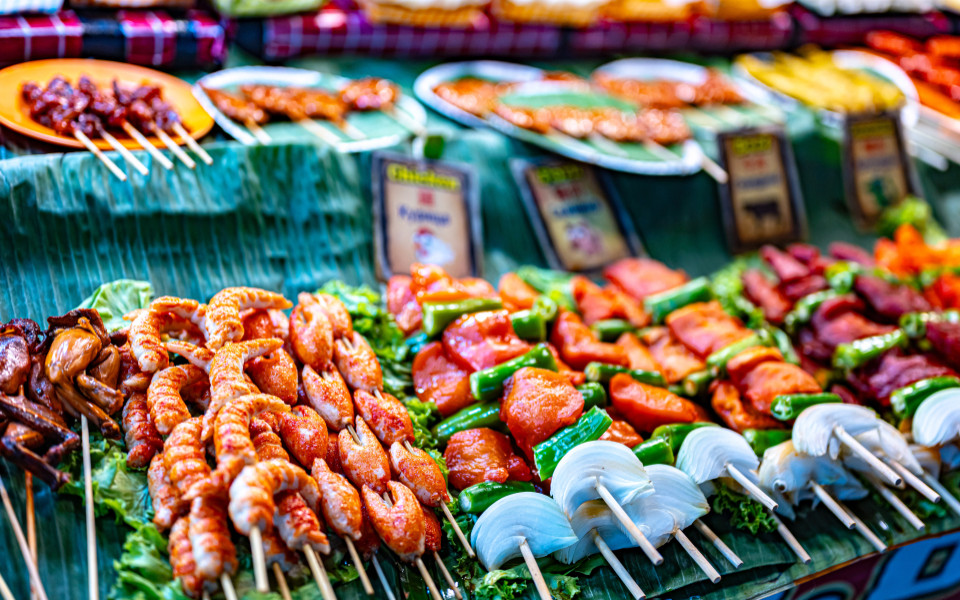 Schaschliks auf einem Nachtmarkt in Bangkok