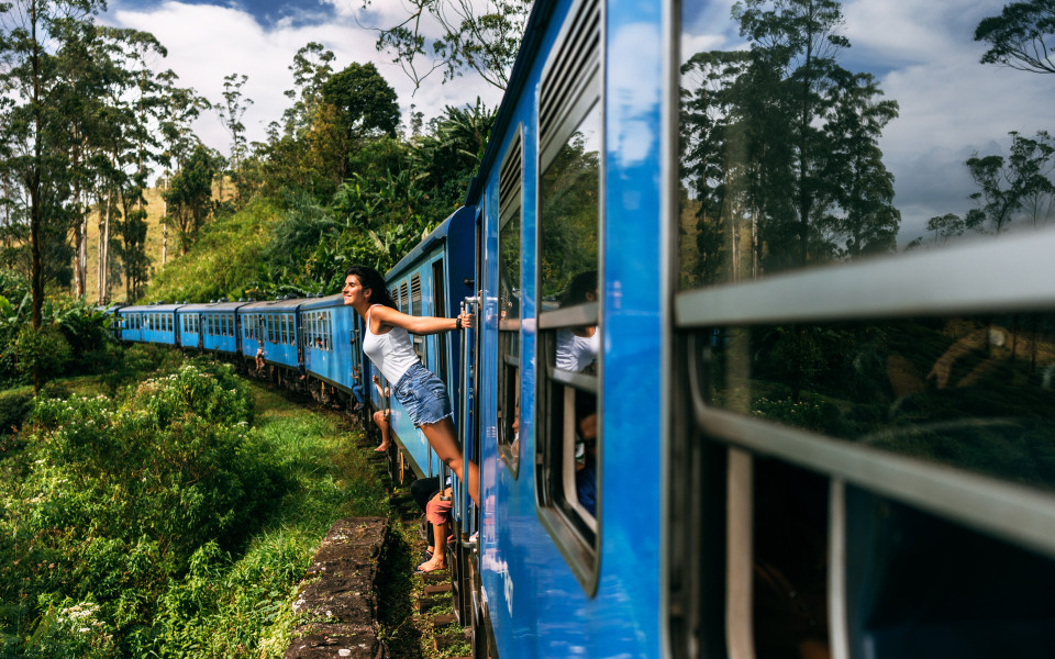 Schönes Mädchen reist mit dem Zug durch die Berge in Asien